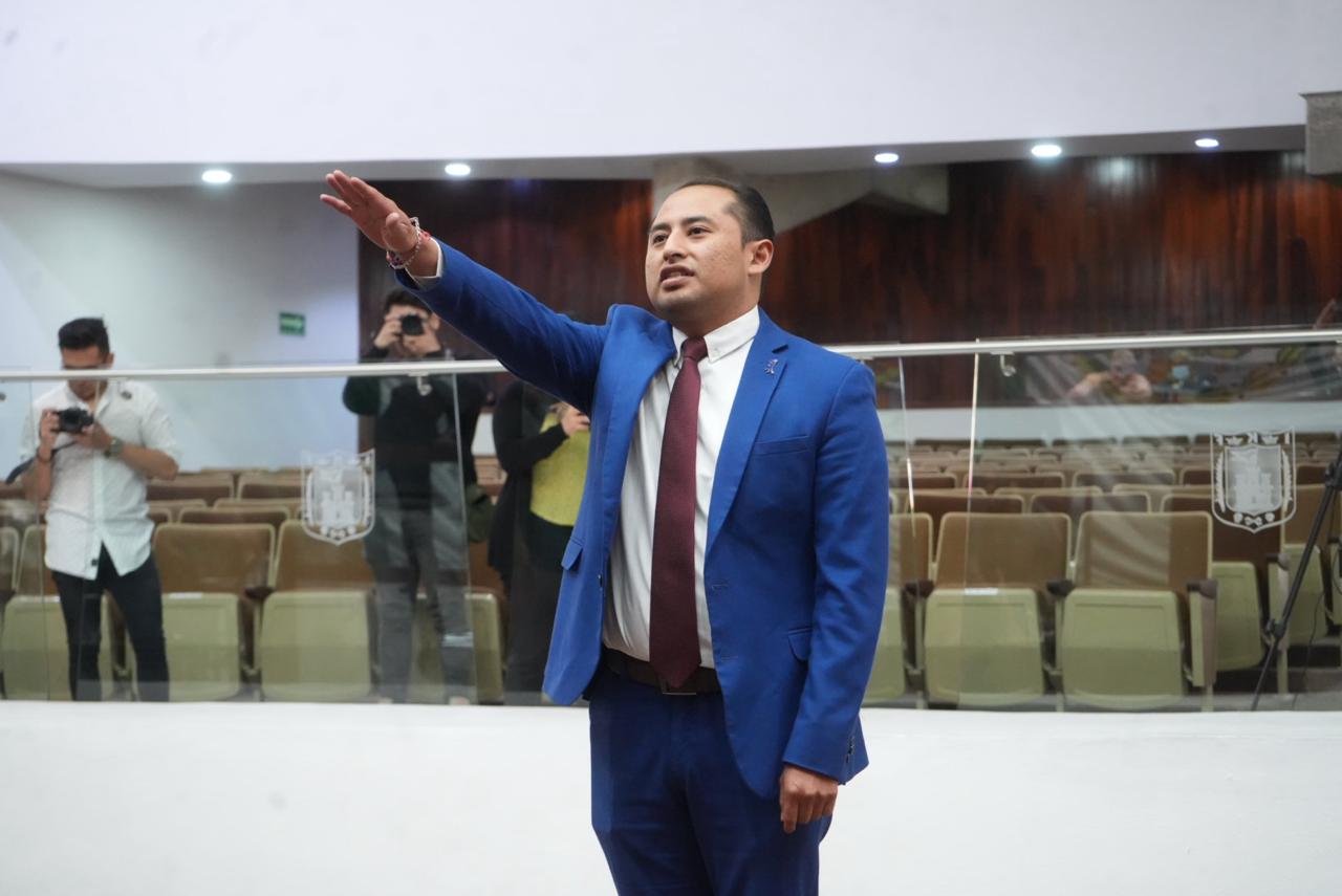 Rinde protesta el nuevo titular de la Secretaría Parlamentaria del Congreso del Estado